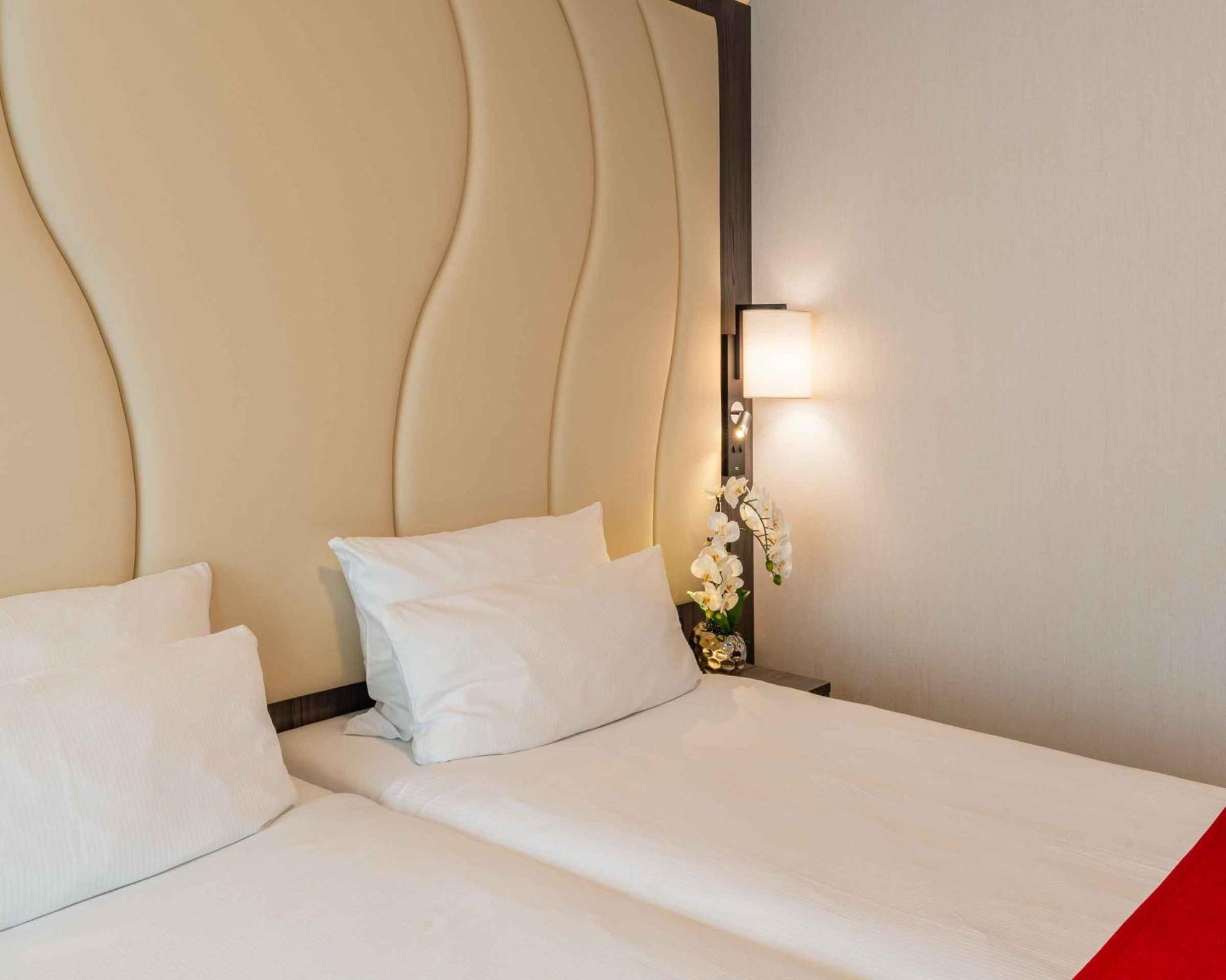 Western Plaza Center 4* Den Haag